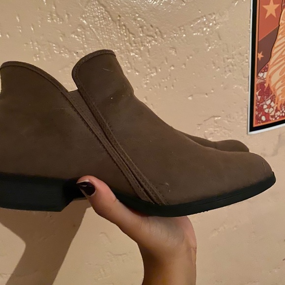 Brown booties w/ zipper, perfect for fall! 🤎 - Picture 2 of 4